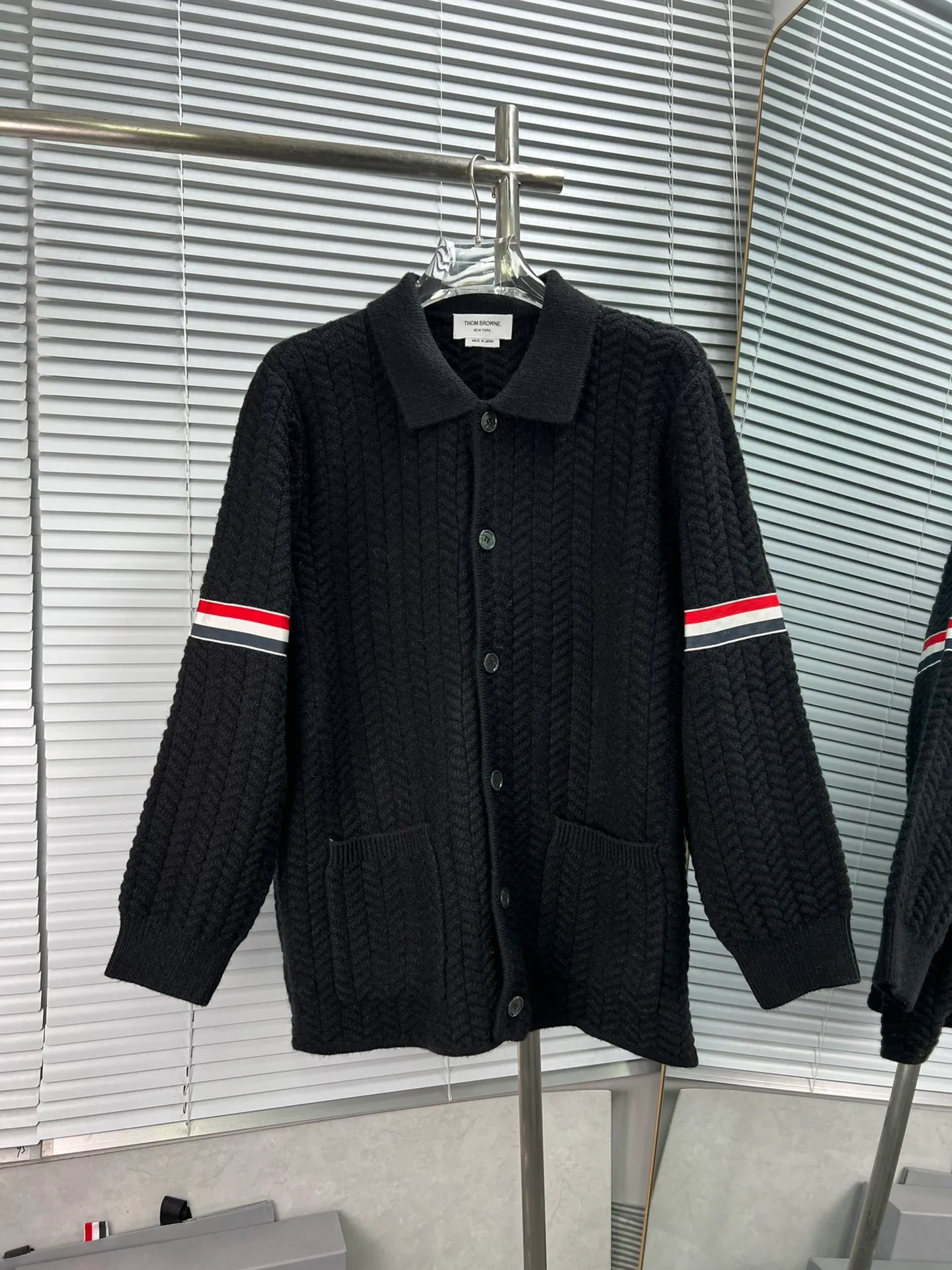 THOM BROWNE🇫🇷 𝐓𝐁 📍𝐂𝐨𝐥𝐨𝐮𝐫 ：Gray🆚Navy Blue🆚White 📍𝐒𝐢𝐳𝐞Size： 📍𝐃𝐞𝐭𝐚𝐢𝐥 ： ， ， 。 ， ， ， Classic ， get buff， ， ， ， ， ， ， ~~ Gray Classic Navy Blue